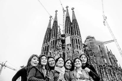 <p>Tibetanos residentes en España vistan la Sagrada Familia de Antonio Gaudí. </p>