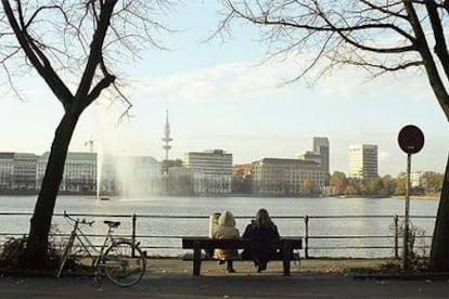 Binnenalster, el lago artificial represado desde el siglo XIII en las aguas del río Alster, en el centro de la ciudad de Hamburgo (dos millones de habitantes).