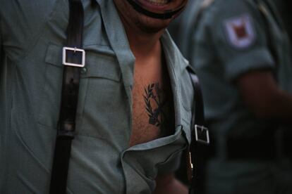 Un militar, con un tatuaje en el pecho del escudo de la Legión Española.