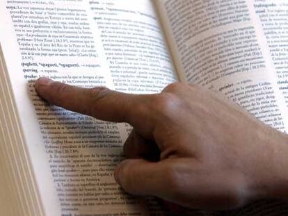 Ejemplar del<i> Diccionario panhispánico de dudas</i>.