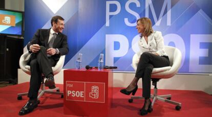 Carme Chacón y el secretario general del PSM, Tomás Gómez, ayer en Madrid.