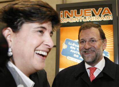 Mariano Rajoy, con María San Gil en el metro de Bilbao, el pasado enero.