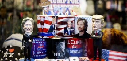 Figuras de los candidatos a la presidencia Hillary Clinton y Donald Trump son vistos en el escaparate de una tienda de Nueva York.