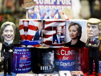 Figuras de los candidatos a la presidencia Hillary Clinton y Donald Trump son vistos en el escaparate de una tienda de Nueva York.