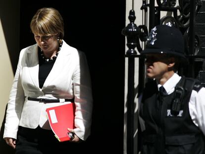 La ministra del Interior, Jacqui Smith, sale del 10 de Downing Street.