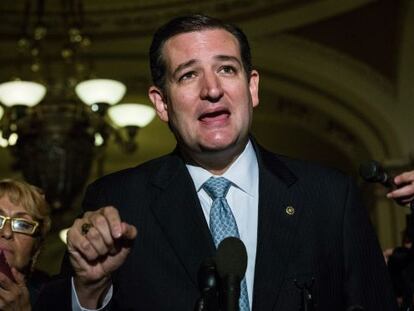 El senador republicano Ted Cruz habla con los periodistas.