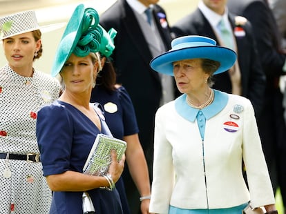 Ha habido más miembros de la familia real británica que no se han perdido la competición, entre ellos la princesa Ana —hermana de Carlos de Inglaterra— y su hija, Zara Tindall, quien fue la encargada de entregar uno de los trofeos en la segunda jornada de Ascot.