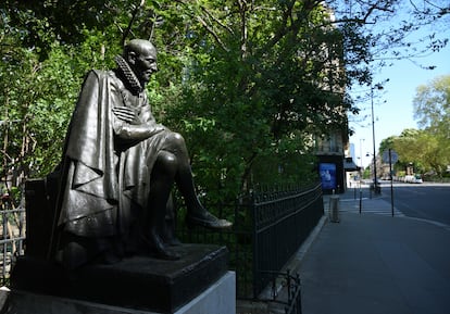 Estatua de Michel de Montaigne en la parisina Rue de Écoles. 