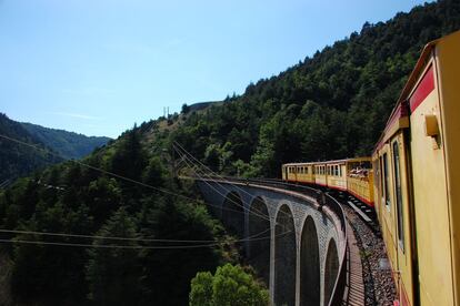 Durante la temporada estival, el Train Jaune (tren amarillo, conocido como 'El canario') viaja desde Villefranche-de-Conflent (427 metros) a Latour de Carol (1.231 metros) a través de un espectacular paisaje pirenaico.