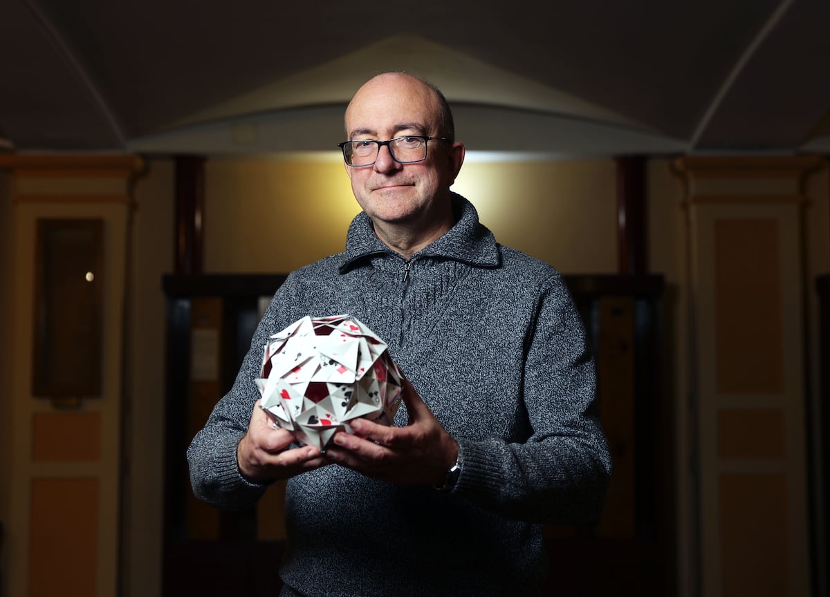 Fernando Blasco, matemático: “Ganar el Gordo es más difícil que encontrar un regalo escondido en un asiento del Bernabéu”