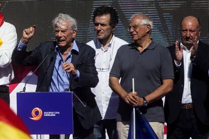 El premio Nobel Mario Vargas Llosa acompañado del socialista Josep Borell y el presidente de la Societat Civil Catalana Mariano Gomá al final de la manifestación del domingo en defensa de la unidad de España.