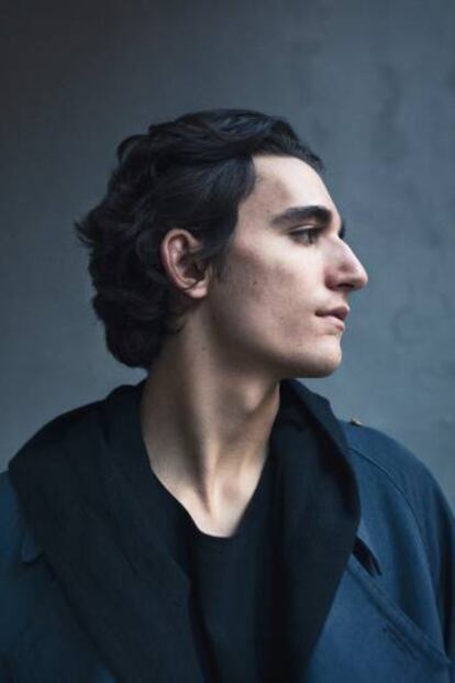 El cantante mostrando uno de sus perfiles. El otro es igual de bueno.
