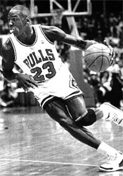 Pese a lo que después supuso para este deporte, Michael Jordan sólo logra ser el número tres en el <i>draft</i> [selección de jugadores] de 1985, por detrás de los pivots Akeem Olajuwon y Sam Bowie. Tendrá que esperar siete años hasta conseguir el primer anillo con Chicago, temporadas en las que pese a no ganar deleita, bate records y saca elogios como el famoso de Larry Bird. "Esta noche Dios se ha disfrazado de Jordan".