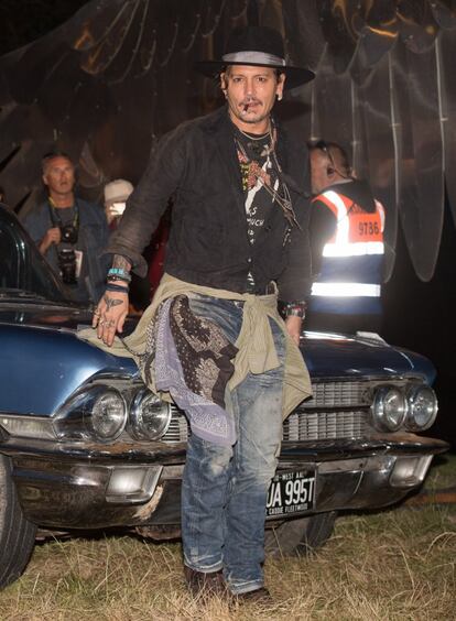 Johnny Depp viajó hasta Reino Unido como parte de su gira de promoción de su nueva película, 'El libertino', y el actor y músico también se dejó ver el primer día del festival.