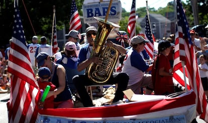 Música en directo en un desfile en Cape Cod, durante las celebraciones anuales desfile Día de la Independencia en Barnstable, Massachusetts.