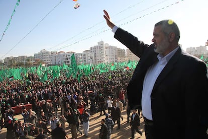 Cientos de partidarios de Hamás se reúnen para despedir a Haniya como primer ministro, tras dimitir en 2007.