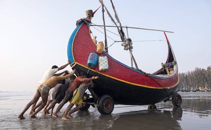 Pescadores locales en una 'thonga', la embarcación tradicional.