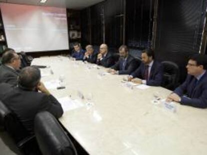 Vista general durante la reunión de una comisión de la Cámara de Diputados de España (d) con representantes de la Federación de Industrias del Estado de Sao Paulo (FIESP) en Sao Paulo (Brasil).