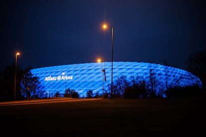 El estadio Allianz Arena iluminado por la noche.