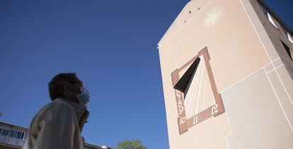 Reloj de sol en la colonia Moscardó, en Usera.