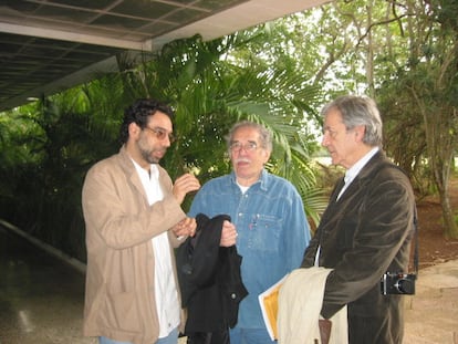 El escritor y premio Nobel Gabriel García Márquez (c) y el director de cine Constantin Costa-Gavras (d), conversan con Mauricio Vicent, en San Antonio de los Baños.