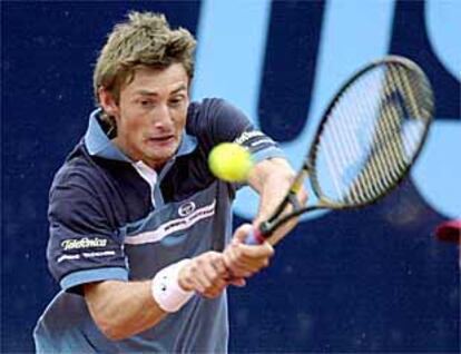 Juan Carlos Ferrero, devuelve un golpe a Jiri Novak durante la final de Gstaad.