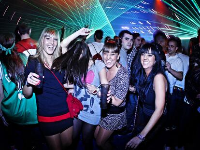 Jóvenes en una fiesta de fin año