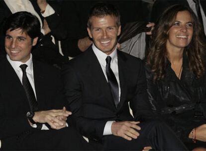 De izquierda a derecha, Francisco Rivera, David Beckham y Roberta Armani, en Milán.