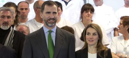 Los Príncipes de Asturias posan esta mañana en Vitoria con los trabajadores de Indesa 2010.