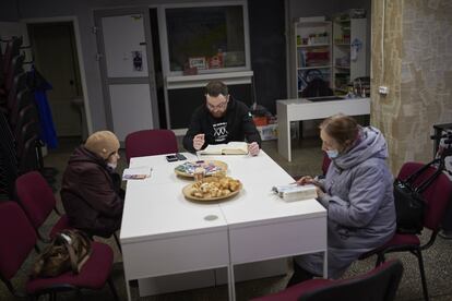 Dos mañanas a la semana, el centro se convierte en un lugar de encuentro para las jubiladas de la ciudad. Leen la Biblia, toman un té y salen de la rutina que tan solo les lleva hasta el supermercado. En esta ocasión, han acudido Kateryna y Valentina, al menos tres amigas más están enfermas en casa.