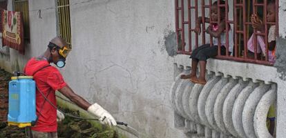 Un hombre fumiga un qu&iacute;mico en una de las calles de Monrovia (Liberia).