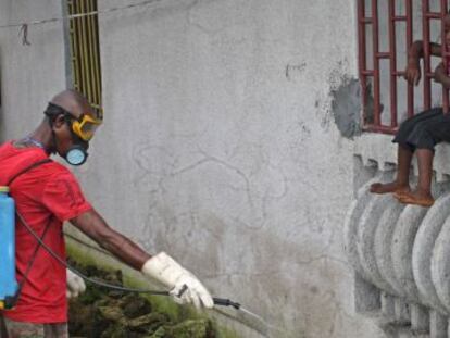 Un hombre fumiga un qu&iacute;mico en una de las calles de Monrovia (Liberia).