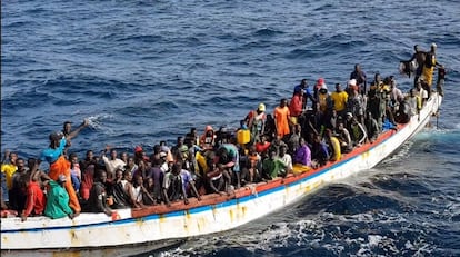 Imagen de 215 inmigrantes que se encontraban a la deriva en un cayuco con un motor averiado en el Atlántico, en aguas bajo responsabilidad de Mauritania, en octubre de 2020.