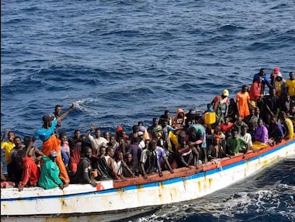 Imagen de 215 inmigrantes que se encontraban a la deriva en un cayuco con un motor averiado en el Atlántico, en aguas bajo responsabilidad de Mauritania, en octubre de 2020.