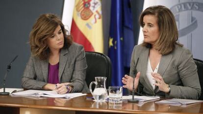 La vicepresidenta del Gobierno, Soraya Saénz de Santamaría, acompañada por la Ministra de Empleo, Fátima Báñez