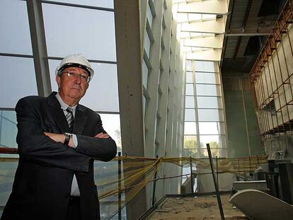 Juan Navarro Baldeweg, en el Teatro del Canal. Abajo, el burofax del despido al arquitecto.