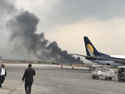 El avión realizaba las maniobras de aterrizaje en el aeropuerto de Katmandú, capital de Nepal. En la fotografía, el humo se expande tras el accidente.
