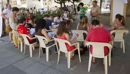 Alumnos y profesores han vuelto a dar clase este martes en la calle.