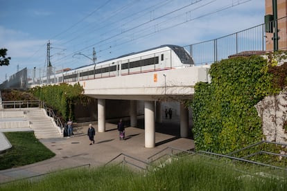 Un tren pasa sobre uno de los accesos subterráneos habilitados en el barrio de Pajarillos. en Valladolid.