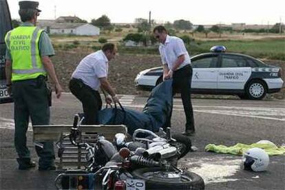 Dos personas retiran el cuerpo de un motorista que chocó contra un camión en la carretera que une Zamora y Salamanca.