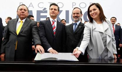 From left: Jes&uacute;s Zambrano (PRD), Pe&ntilde;a Nieto, Gustavo Madero (PAN) and Cristina D&iacute;az (PRI) sign the pact.
 