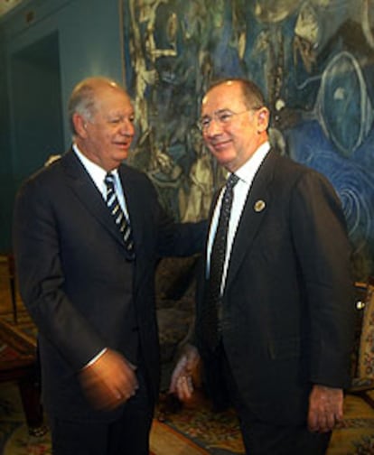 El presidente de Chile, Ricardo Lagos, recibió la pasada semana en su despacho a Rodrigo Rato, presidente del Fondo Monetario Internacional.
/EFE