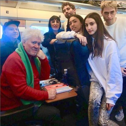 El productor Agustín Almodóvar ha colgado una fotografía en su cuenta de Instagram en la que aparece viajando a Sevilla junto a su hermano, el director Pedro Almodóvar, y varios actores como Sandra Escacena, Paco León o Rossy de Palma.