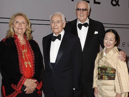 Philippe Venet y Hubert de Givenchy, con la duquesa de Cadaval y la condesa de Setsuko Klossowska de Rola en 2013 en París.