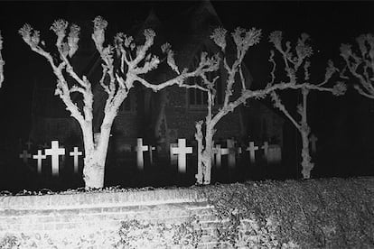 Vista nocturna de un cementerio en Gran Bretaña.