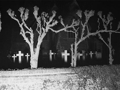 Vista nocturna de un cementerio en Gran Bretaña.