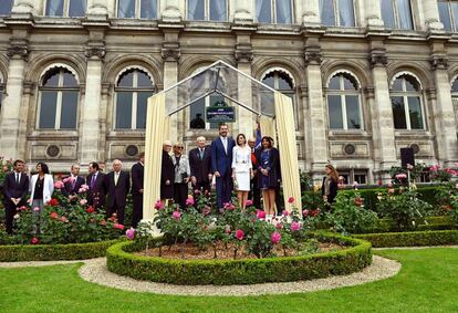 El 3 de junio de 2015, los Reyes inauguraron en la Alcaldía de París un jardín en homenaje a los combatientes españoles y republicanos de la novena compañía de la segunda división blindada francesa, que liberaron la ciudad de los nazis en 1944. En la foto, junto a la alcaldesa parisiense, Anne Hidalgo (derecha), nieta de exiliados republicanos.