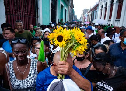 Afuera del Museo de bomberos se acumuló una multitud que después participaría en la procesión.