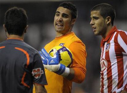 El guardameta del Atlético de Madrid protesta una decisión arbitral en el momento del penalti