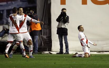 Nacho, de rodillas, celebra su gol al Atlético
